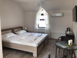 Un dormitorio con una cama grande y una ventana en Akbulak, en Almaty