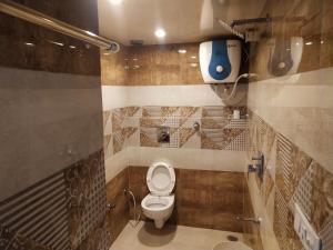 y baño con aseo y ducha. en Hotel Gill Tower, en Hanumāngarh