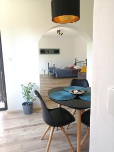 ein Wohnzimmer mit einem Tisch und Stühlen in der Unterkunft Apartment Gabi in Umag