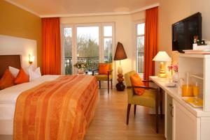 Rúm í herbergi á Hotel Garni Inselparadies Zingst +37 myndir