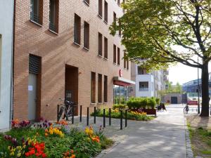 ベルリンにあるフロットウェル ベルリン ホテル & レジデンツ アム パークのレンガ造りの建物