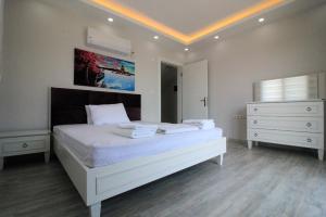 A bed or beds in a room at Private Villa in Gocek Villa Perest Még 27 kép