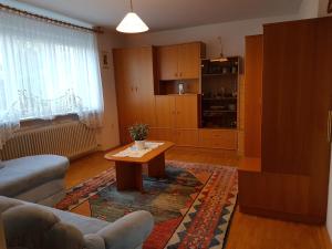 uma sala de estar com uma mesa e um sofá em Apartment Venko em Slovenske Konjice