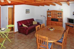 een woonkamer met een houten tafel en een bank bij Le clos de la Plage - Villa vintage avec jardin privatif- 500m de la plage - 6 personnes in Dolus d'Oléron