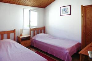 een slaapkamer met 2 bedden en een raam bij Le clos de la Plage - Villa vintage avec jardin privatif- 500m de la plage - 6 personnes in Dolus d'Oléron