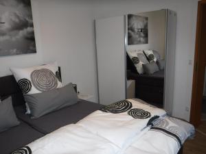 Postel nebo postele na pokoji v ubytování Ferienwohnung Mondfänger