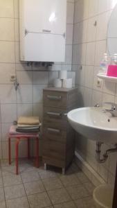 La salle de bains est pourvue d'un lavabo, d'un miroir et d'un tabouret. dans l'établissement Domizil, à Bad Bertrich