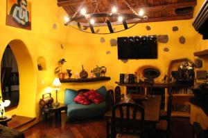ein Wohnzimmer mit einem blauen Sofa und einem Tisch in der Unterkunft Casa Feliz in Tías