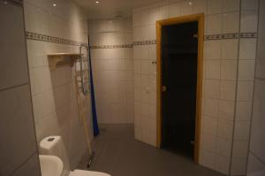 a bathroom with a toilet and a black door at Brostigen 8, Vemdalsskalet in Vemdalen