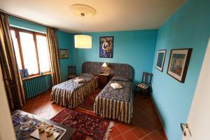 a room with a couch and a bed and a table at Felicin - Villa Stella in Monforte dʼAlba
