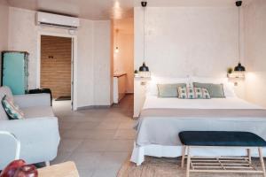 Postel nebo postele na pokoji v ubytování ASTUTO Boutique Jerez - Adults Only