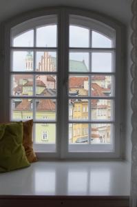 una finestra con vista su una città attraverso di essa di Pokoje Gościnne Dom Literatury a Varsavia