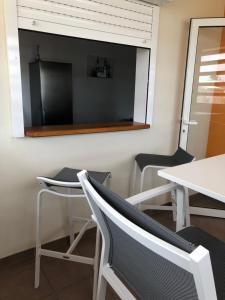 TV a/nebo společenská místnost v ubytování Appartement résidentiel