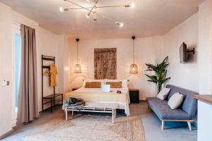 Postel nebo postele na pokoji v ubytování ASTUTO Boutique Jerez - Adults Only