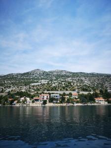 - Vistas a la ciudad desde el agua en Holiday House Maretta - Apartment No 1, en Lukovo Šugarje