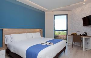 A bed or beds in a room at Hotel Ciudad de Burgos