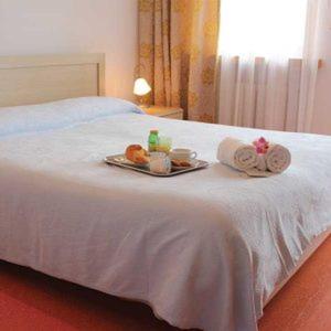Postel nebo postele na pokoji v ubytování Albergo Croce d'Aune