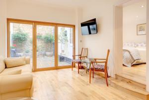 uma sala de estar com uma mesa e um sofá em Luxury Apartments - 39 Rodney Road Apartment em Cheltenham