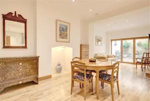 uma sala de estar com uma mesa e cadeiras e um sofá em Luxury Apartments - 39 Rodney Road Apartment em Cheltenham