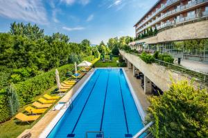 uma vista superior de uma piscina num hotel em Thermal Hotel Visegrád em Visegrád
