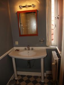 La salle de bains est pourvue d'un lavabo et d'un miroir. dans l'établissement Pearl of the Hague - R.Q.C., à La Haye