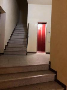 klatka schodowa z czerwonymi drzwiami w budynku w obiekcie La Suite del Doge w mieście Treviso