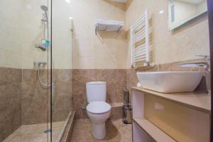 A bathroom at Marionn Hotel