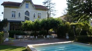 Bazén v ubytování Hôtel de charme L'Orée du Parc nebo v jeho okolí