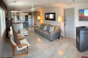 un salon avec un canapé et une cuisine dans l'établissement Appartement au Coeur de la Provence, à Beaumes-de-Venise