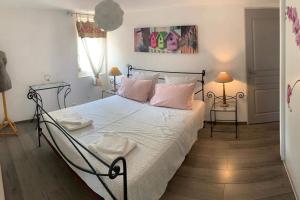 Cama o camas de una habitación en Appartement au Coeur de la Provence
