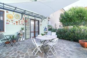 a patio with a table and chairs on a patio at B&B Ulivo Gaio in San Miniato