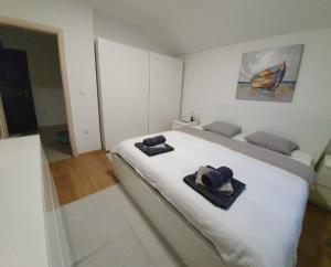 En eller flere senge i et værelse på Apartment Sunset Mandre