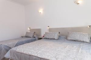 Letto o letti in una camera di Avraki