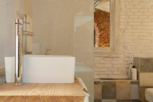 Ein Badezimmer in der Unterkunft Luxury Apartment museum mile. Air condicioning