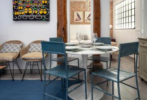 ein Esszimmer mit einem weißen Tisch und Stühlen in der Unterkunft Luxury Apartment museum mile. Air condicioning in Madrid + 37 Fotos