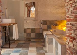 ein Badezimmer mit Badewanne und Waschbecken in der Unterkunft Luxury Apartment museum mile. Air condicioning in Madrid