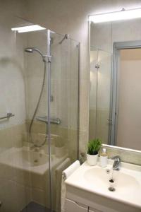 La salle de bains est pourvue d'une douche et d'un lavabo. dans l'établissement Luxury Apartment in Plaza de España, à Madrid