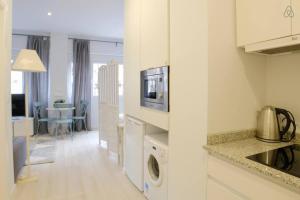 A kitchen or kitchenette at Luxury Apartment Bravo Murillo y Cuatro Caminos B