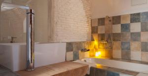 Ein Badezimmer in der Unterkunft Luxury Apartment museum mile. Air condicioning