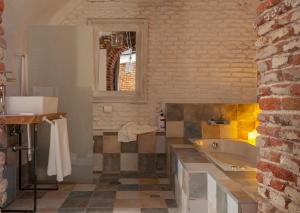 Ein Badezimmer in der Unterkunft Luxury Apartment museum mile. Air condicioning