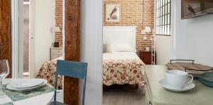 een kamer met een bed en een tafel met een kopje en een bij Luxury Apartment museum mile. Air condicioning in Madrid
