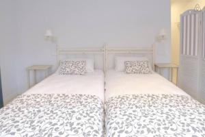 A bed or beds in a room at Luxury Apartment Bravo Murillo y Cuatro Caminos B
