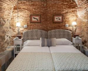ein Schlafzimmer mit einem großen Bett in einer Ziegelwand in der Unterkunft Luxury Apartment museum mile. Air condicioning in Madrid