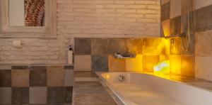 Ein Badezimmer in der Unterkunft Luxury Apartment museum mile. Air condicioning