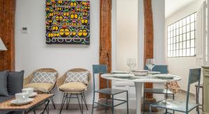 ein Esszimmer mit Tisch und Stühlen in der Unterkunft Luxury Apartment museum mile. Air condicioning in Madrid