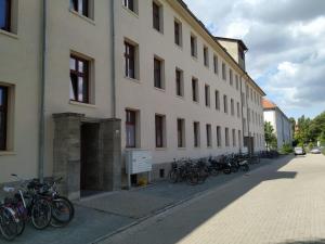 eine Gruppe von Fahrrädern, die neben einem Gebäude geparkt werden in der Unterkunft Unterkunft Greifswald in Greifswald