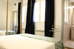 - une chambre avec un lit et 2 fenêtres dans l'établissement Luxury Apartment in Plaza de España, à Madrid