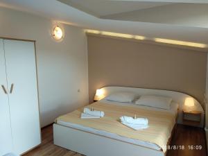una camera da letto con un letto e due asciugamani di Apartments Meri a Vodice