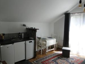 uma cozinha com um lavatório e uma mesa em Le Cotin em Fécamp