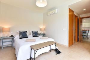 1 dormitorio con 1 cama blanca grande y mesa en Casa Carlota Salobre en La Playa de Arguineguín